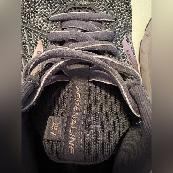 Brooks Adrenaline GTS
21 Women's
Ombre/Lavender/Metallic Sz 6 - Picture 5 of 16